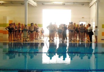 Участники состязания «Игровая терапия» в Порхове, определили кто быстрее плавает!