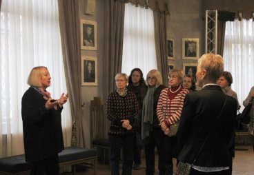 Cлушатели факультета иностранных языков Университета третьего возраста стали участниками экскурсии по Псковскому театру